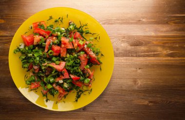 domates, soğan, ahşap arka plan üzerinde bir tabakta rezene