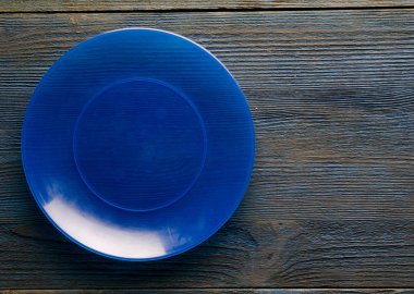 ahşap arka plan üzerinde plaka. plaka üstten görünüm. kopya alanı