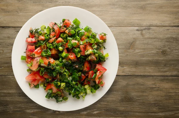 domates, soğan, ahşap arka plan üzerinde bir tabakta rezene