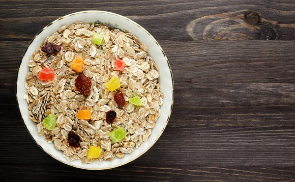   Ahşap bir masa üzerinde yulaf ezmesi. Yulaf ezmesi üstten görünüm. Sağlıklı gıda .