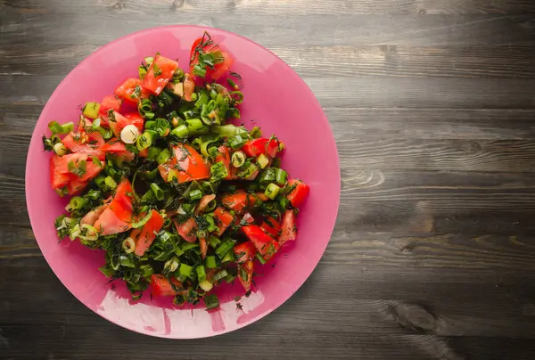 domates, soğan, ahşap arka plan üzerinde bir tabakta rezene