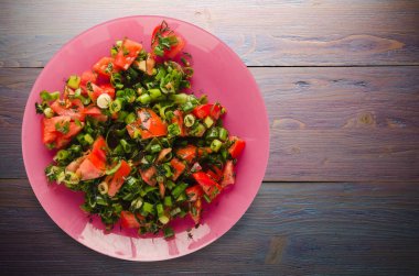 domates, soğan, ahşap arka plan üzerinde bir tabakta rezene