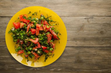 domates, soğan, ahşap arka plan üzerinde bir tabakta rezene