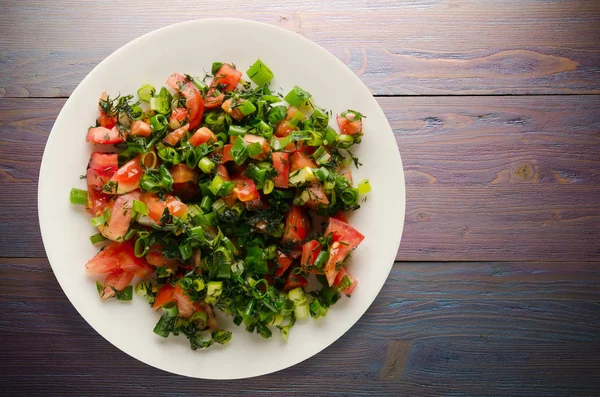 domates, soğan, ahşap arka plan üzerinde bir tabakta rezene