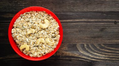 Fındık yulaf ezmesi. Ahşap bir masa üzerinde yulaf ezmesi. Yulaf ezmesi Üstten Görünüm. 