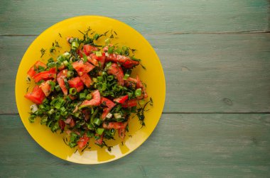 domates, soğan, ahşap arka plan üzerinde bir tabakta rezene