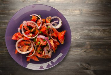 domates, soğan, ahşap arka plan üzerinde bir tabakta rezene