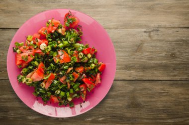 domates, soğan, ahşap arka plan üzerinde bir tabakta rezene