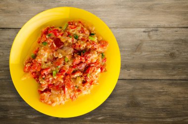 Soğanlı bir ahşap bir tabağa haşlanmış domates  