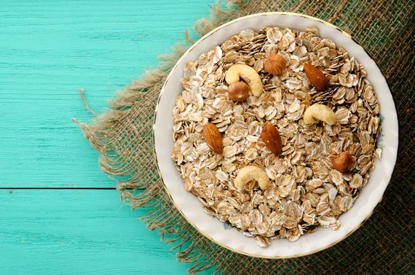 Fındık yulaf ezmesi. Ahşap bir masa üzerinde yulaf ezmesi. Yulaf ezmesi Üstten Görünüm. 