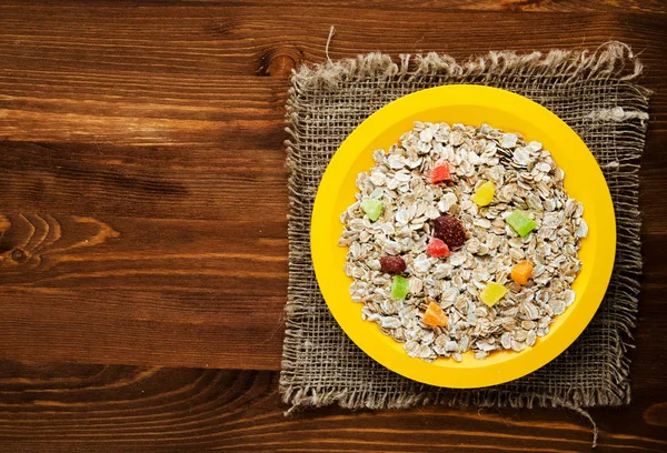      kurutulmuş meyve ile müsli  