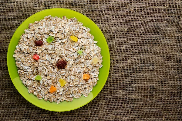      kurutulmuş meyve ile müsli  