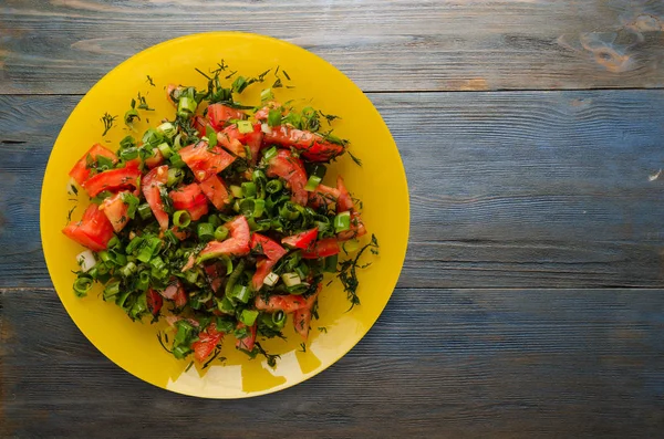 Tomaten, Zwiebeln, Fenchel auf einem Teller auf einem hölzernen Hintergrund — Stockfoto