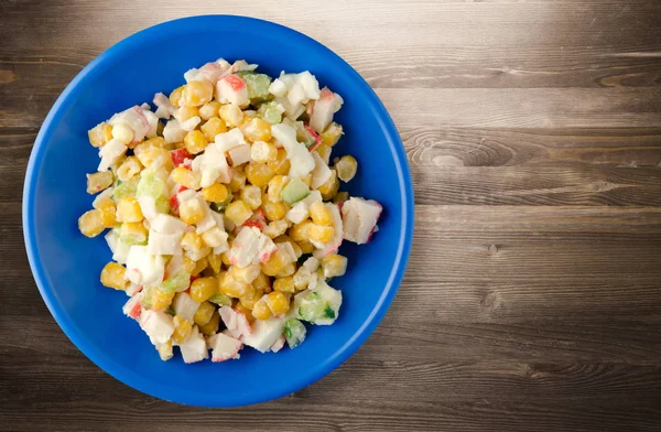 bir tepside Yengeç Salatası 