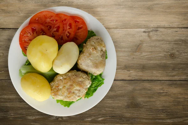  göğsü bir tabak patates ile