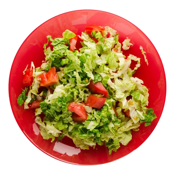 Salát ze zelí a rajčat na talíři izolované na bílém — Stock fotografie