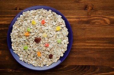      kurutulmuş meyve ile müsli  