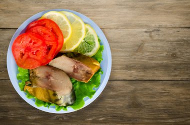 bir plaka üzerinde füme uskumru 