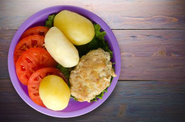  göğsü bir tabak patates ile