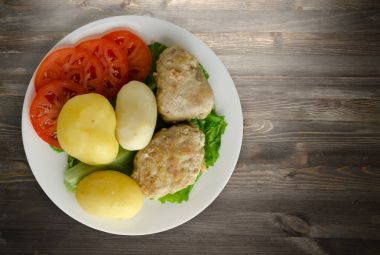  göğsü bir tabak patates ile