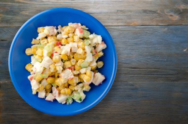 bir tepside Yengeç Salatası 