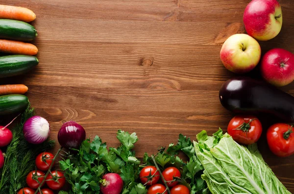 Verduras frescas sobre un fondo de madera — Foto de Stock