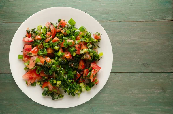 Los tomates, la cebolla, el hinojo en el plato sobre el fondo de madera — Foto de Stock