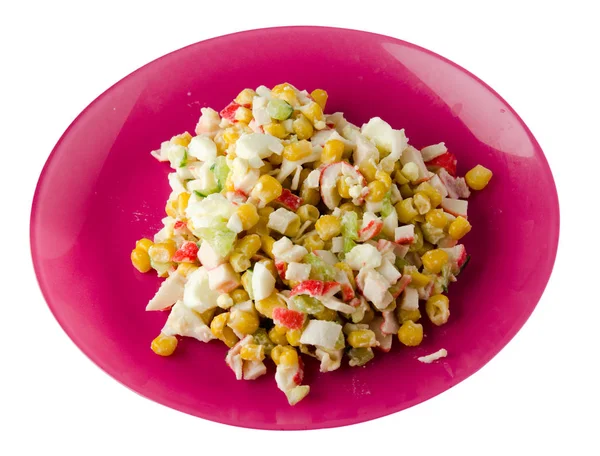 Крабовый салат на тарелке — стоковое фото