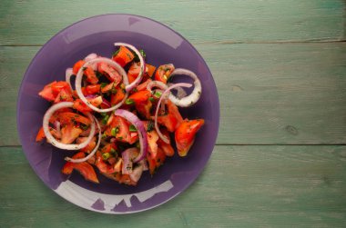 domates, soğan, ahşap arka plan üzerinde bir tabakta rezene