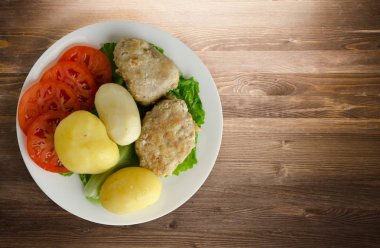  göğsü bir tabak patates ile