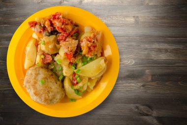 Patates ve haşlanmış domates ile Beşamel sos.  