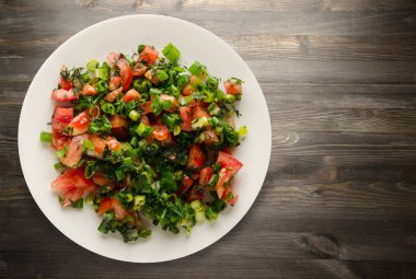 domates, soğan, ahşap arka plan üzerinde bir tabakta rezene