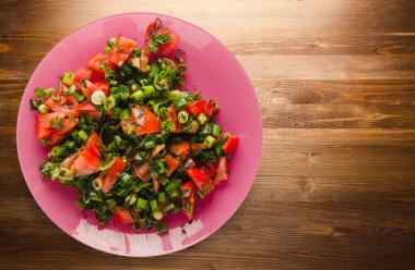 domates, soğan, ahşap arka plan üzerinde bir tabakta rezene