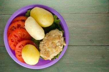  göğsü bir tabak patates ile