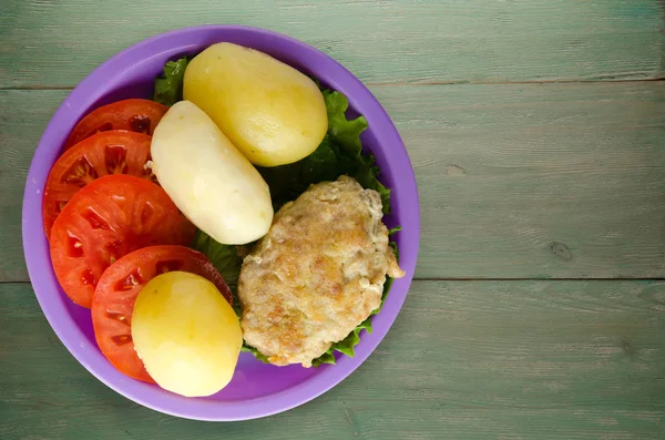  göğsü bir tabak patates ile