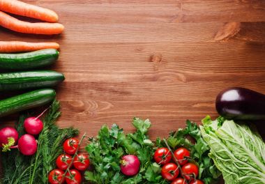  Tahta arka planda taze sebzeler