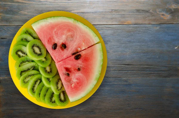 Watermeloen en kiwi gesneden op een plaat — Stockfoto