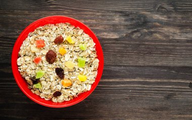  Ahşap bir masa üzerinde yulaf ezmesi. Yulaf ezmesi Üstten Görünüm. 