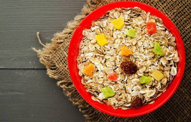   müsli ahşap bir masa üzerinde. müsli Üstten Görünüm 