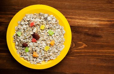   müsli ahşap bir masa üzerinde. müsli Üstten Görünüm 