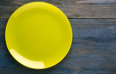 Ahşap arka plan üzerinde plaka 