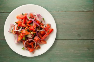 domates, soğan, ahşap arka plan üzerinde bir tabakta rezene