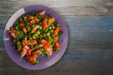 domates, soğan, ahşap arka plan üzerinde bir tabakta rezene