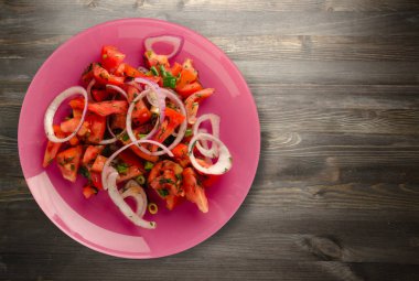 domates, soğan, ahşap arka plan üzerinde bir tabakta rezene