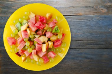   Vejetaryen salata meyve bir plaka üzerinde