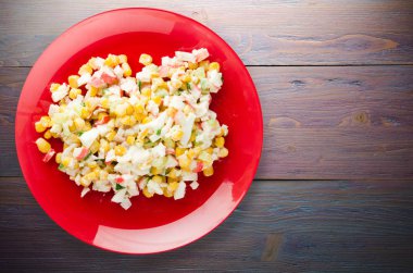 bir tepside Yengeç Salatası 