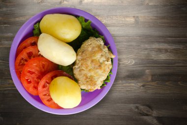  göğsü bir tabak patates ile