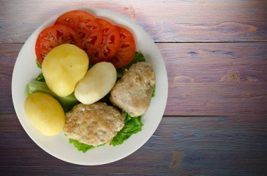  göğsü bir tabak patates ile