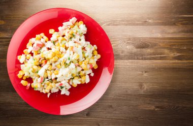 bir tepside Yengeç Salatası 