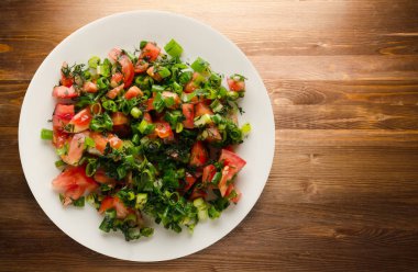 domates, soğan, ahşap arka plan üzerinde bir tabakta rezene